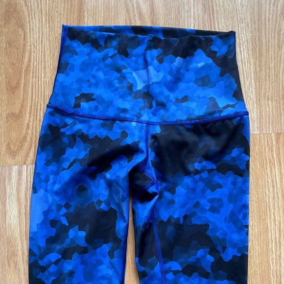 Wunder under Lululemon blue black camo leggings size 4 - Picture 2 of 4